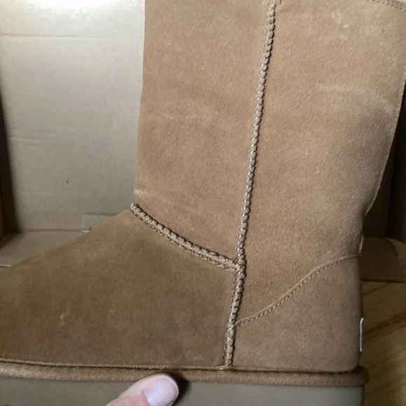 Good used condition UGG Classic Short - Picture 4 of 10